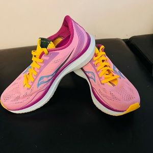 Women’s Saucony Endorphin Pro, Size 8.5, Less than 25 Miles!